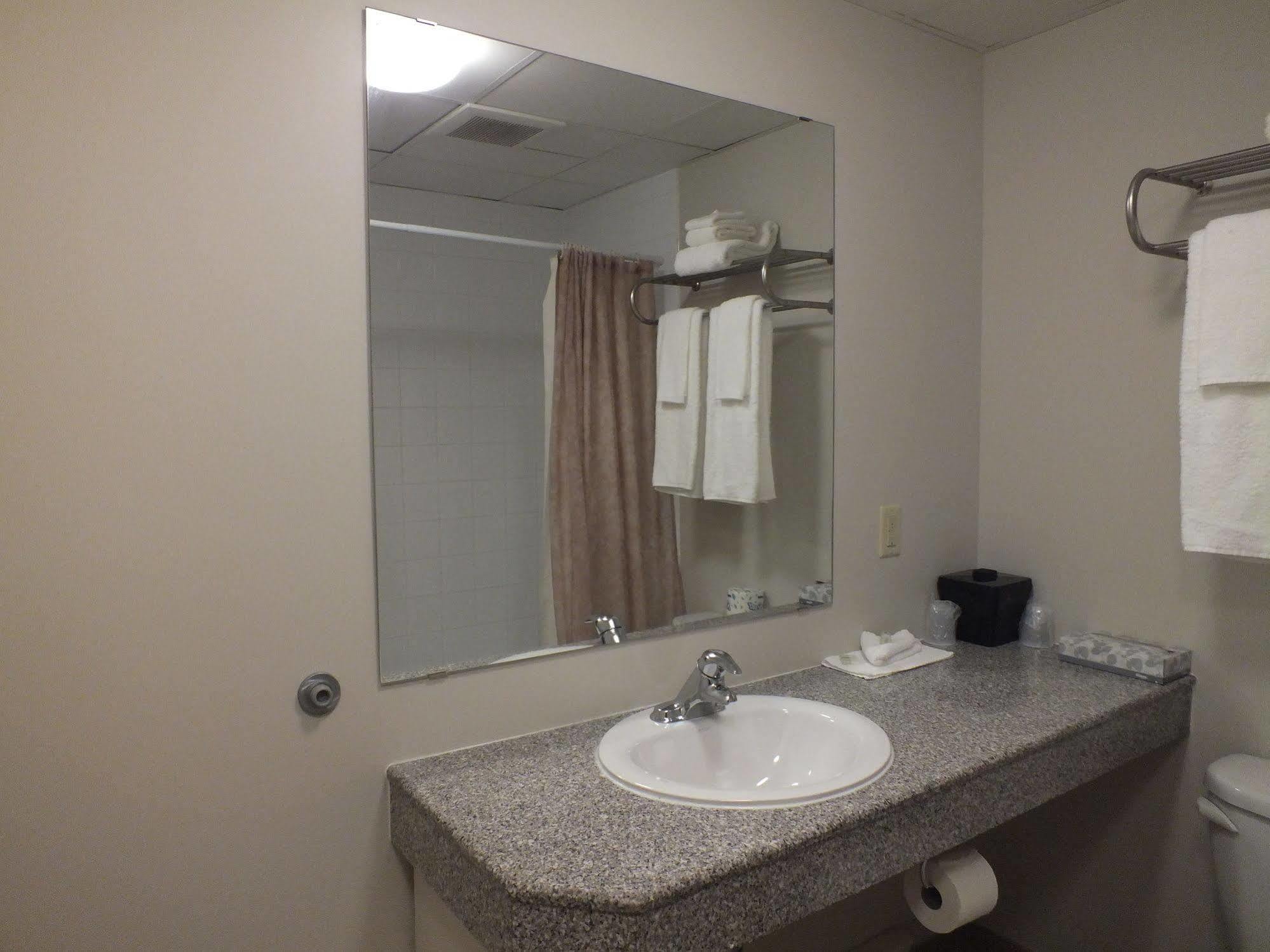 Rodeway Inn Sudbury Esterno foto